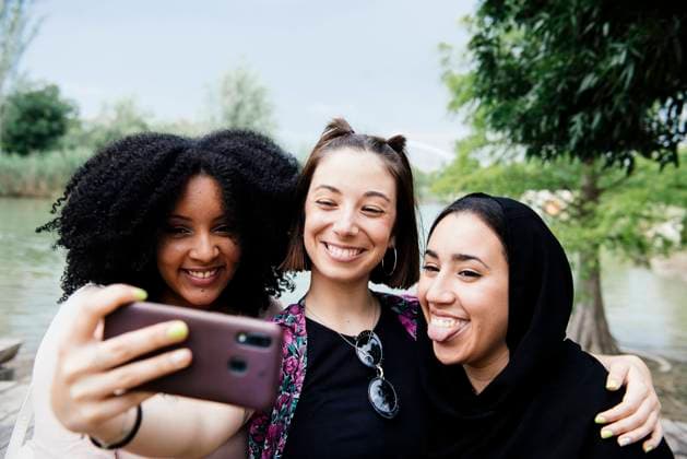 spaß,freundinnen,multikulturell,selfie,freude,fröhlich,jux,spass,spaßig,vergnügen,befreundet,freund,freunde,freundin,freundschaft,multikulti,multikulturalismus,fotografieren,selbstportrait,selbstportraits,selbstporträt,selbstporträts,selfies *** fun,friends,multicultural,selfie,funs,friend,multiculturals 539-jzd ,model released, Symbolfoto