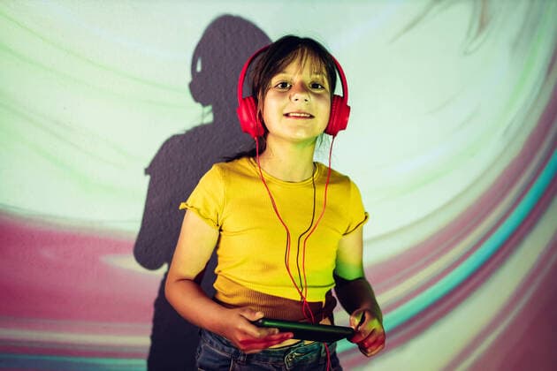 Creative Highlights Symbolbilder mädchen,lächeln,kopfhörer,musik hören,freundlich,lächelnd,ohrhörer,hören,musik,musikhören *** girl,smiling,headphones,listening music,girls,smile,earphone,earphones,headphone,listening musics 539-k5x ,model released, Symbolfoto