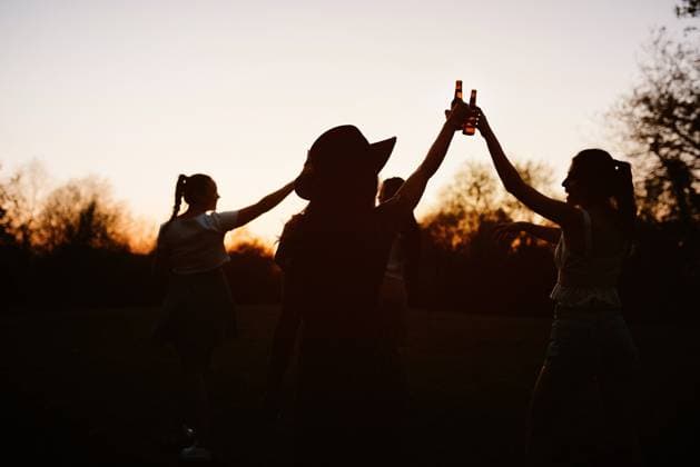 IMAGO Creative: 2022 Favoriten IMAGO Creative, Jahreszeit Herbst, Ferien sommer,freundinnen,anstoßen,prost,sommerlich,befreundet,freund,freunde,freundin,freundschaft,anstossen,prosit,prosten,zuprosten *** summer,friends,toast,cheers,summers,friend,toasts,cheer 539-k7v ,model released, Symbolfoto