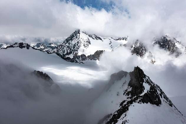 Creative Highlights World Hochgebirge mit Gletscher, Berge im Winter, Luftaufnahme, Stubaier Alpen, Tirol, Österreich, Europa *** High mountains with Glacier, Mountains at Winter, aerial view, Stubaier Alps, Tyrol, Austria, Europe Copyright: imageBROKER/MoritzxWolf ibxmmw08464734.jpg