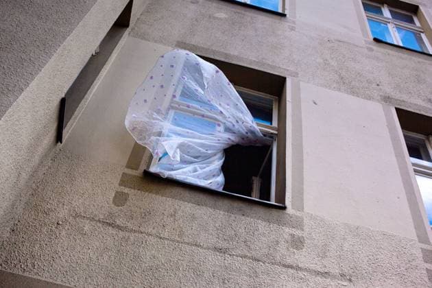 wehen,gardine,windig,durchzug,flattern,flatternd,wehend,gardinen,vorhang,vorhänge,wind *** blowing,curtain,breezy,open window,curtains,drape,breezies,open windows frc-lj8