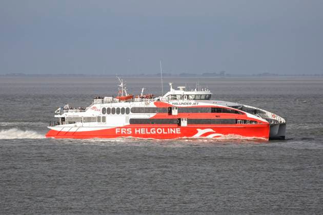 Halunder Jet der FRS Helgoline - tägliche Verbindung Cuxhaven - Helgoland - hier kommt die Fähre von Helgoland zurück - gesehen am 11.05.2022 kurz vor Cuxhaven *** Halunder Jet of the FRS Helgoline daily connection Cuxhaven Helgoland here the ferry comes back from Helgoland seen on 11 05 2022 shortly before Cuxhaven