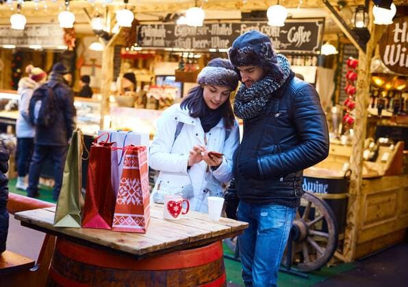 weihnachtsmarkt,stadtbummel,christkindlmarkt,christkindlmärkte,weihnachtsmärkte,bummel,bummeln *** christmas market,city shopping,christmas markets gqy-jph ,model released, Symbolfoto