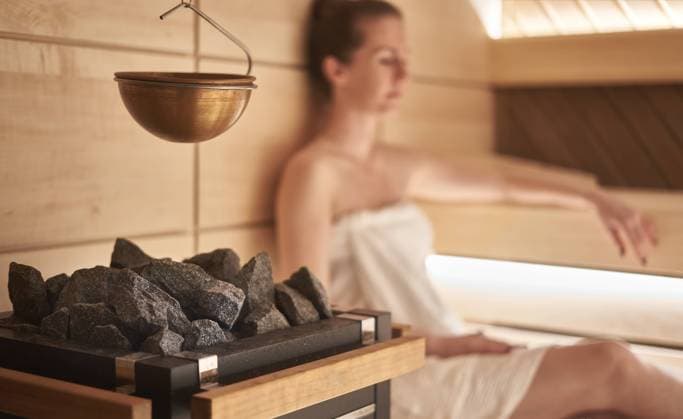 IMAGO Creative, Jahreszeit Winter, Wellness im Spa lavastein,sauna,saunieren,saunasteine,lavasteine *** lavastone,sauna,lavastones,saunas gqy-k8e ,model released, Symbolfoto