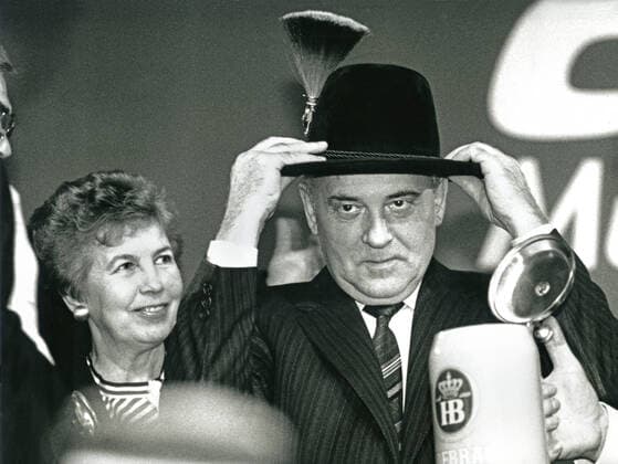 Michail Gorbatschow im Münchner Hofbräuhaus, mit Ehefrau Raissa, setzt Trachtenhut auf, März 1992 Deutschland, München, März 1992, Michail Gorbatschow, 1931-2022, Ex-KPdSU-Generalsekretär und sowjetischer Staatschef, jetzt Privatmann, mit Ehefrau Raissa (1932-1999) im Münchener Hofbräuhaus, Deutschlandbesuch, Besuch in Bayern, Einladung der Schwabinger CSU zum traditionellen Fischessen nach Aschermittwoch, Gorbatschow setzt Trachtenhut auf, Gamsbart, Masskrug, Bier, typisch, bayerisch, bayerischer, bayerisches, Bayern, Brauchtum, Folklore, sowjetisch, sowjetischer, russisch, russischer, Politiker, Politik, Paar, Ehepaar, 1990er, 90er, Jahre, Neunziger Jahre, historisch, Geschichte, Zeitgeschichte, *** Mikhail Gorbachev in Munich Hof