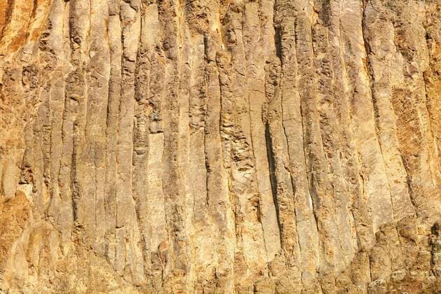  Basalt wall, High basalt wall with volcanic origin at the Rhine near Bonn in Germany., High basalt wall with volcanic origin at the Rhine near Bonn in Germany., 08.01.2022, Copyright: xFoto-Ruhrgebietx Panthermedia31030623.jpg