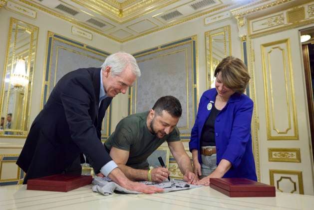 Ukraine-Krieg, Jahrestag der Invasion, Persönlichkeiten besuchen die Ukraine, Archivbilder Bilder des Jahres 2022, News 08 August News Themen der Woche KW35 News Bilder des Tages Ukraine-Konflikt, Wolodymyr Selenskyj trifft US-Senatorin Amy Klobuchar in Kiew August 30, 2022, Kyiv, Ukraine: Ukrainian President Volodymyr Zelenskyy, autographs shirts for U.S. Senators Amy Klobuchar, right and Rob Portman, left, co-chairs of the Ukrainian Support Group at the Mariinskyi Palace, August 30, 2022 in Kyiv, Ukraine. Kyiv Ukraine - ZUMAp138 20220830_zaa_p138_014 Copyright: xSarsenovxDaniiar UkrainexPresidex
