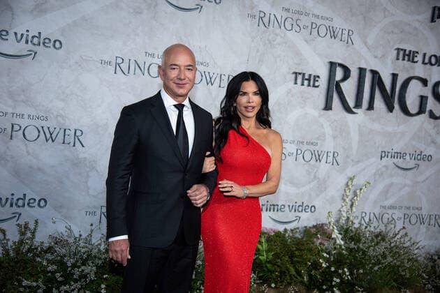 Bilder des Jahres 2022, Entertainment 08 August Entertainment Themen der Woche KW35 Entertainment Bilder des Tages The Lord of the Rings: The Rings of Power World Premiere London, UK. Jeff Bezos and Lauren Sanchez at the The Lord of the Rings: The Rings of Power World Premiere in Leicester Square in London. 30th August 2022. LMK405-S300822LSAN-001 