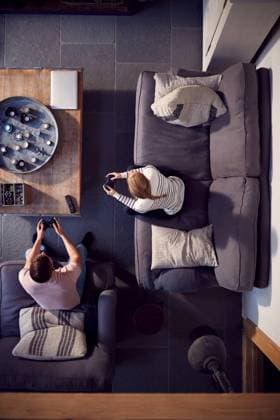 paar,zocken,wohnzimmer,konsolenspiel,homonym,paare,pärchen,wohnbereich,wohnraum,wohnung,zimmer,konsole,konsolenspiele,spielekonsole,spielkonsole,videospiel *** couple,gambling,living room,computer game,pairs,living rooms,computer games mmq-12fc ,model released, Symbolfoto
