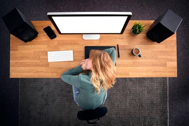 müde,schlafen,arbeitsplatz,grafikerin,power nap,müdigkeit,schlaf,schlafend,arbeitsplätze,grafiker