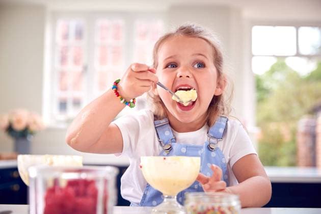 mädchen,essen,eisbecher,homonym,isst,nahrungsaufnahme,eis,eiscreme,speiseeis *** girl,eating,ice cream sundae,girls,eat,ice cream sundaes mmq-12ia ,model released, Symbolfoto