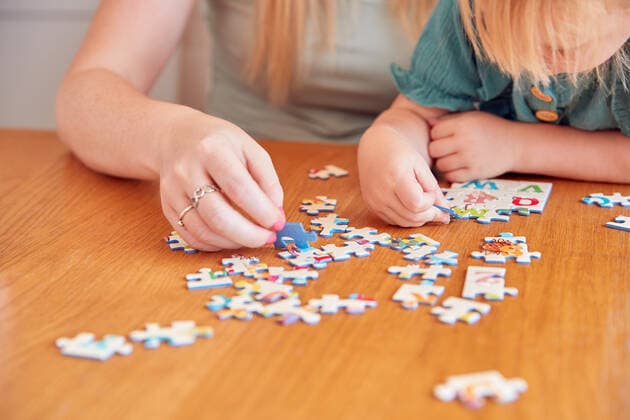 mutter,tochter,denksport,greifen,puzzle,homonym,mama,mütter,töchter,anfassen,puzzel,puzzles,puzzlespiel *** mother,daughter,brainteaser,reaching,jigsaw puzzle,mom,mothers,mum,daughters,brainteasers,jigsaw puzzles mmq-12nh ,model released, Symbolfoto