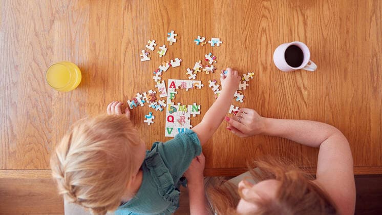 mutter,freizeit,spielen,tochter,puzzle,homonym,mama,mütter,spielt,töchter,puzzel,puzzles,puzzlespiel *** mother,leisure,playing,daughter,jigsaw puzzle,mom,mothers,mum,leisures,play,daughters,jigsaw puzzles mmq-12ni ,model released, Symbolfoto