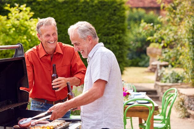 bier,grillen,grillparty,freunde,alkohol,biere,gartenparty,grillfest,grillfeste,grillparties,party,befreundet,freund,freundschaft *** beer,broiling,barbecue,friends,beers,barbecues,friend mmq-12tc ,model released, Symbolfoto