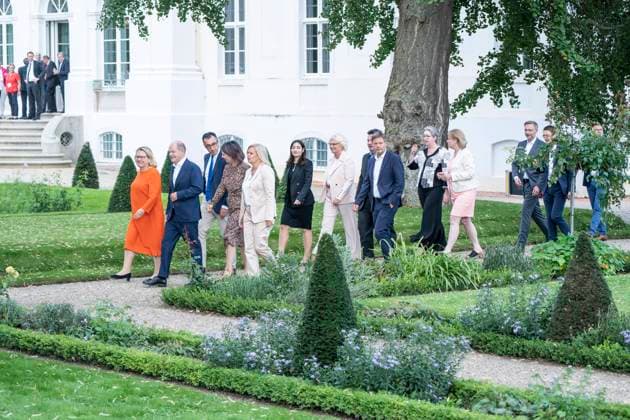 Klausurtagung der Bundesregierung auf Schloss Meseberg - Gruppenbild Bundeskabinett;Klausurtagung der Bundesregierung auf Schloss Meseberg - Gruppenbild Bundeskabinett, Meseberg Brandenburg Deutschland Schloss Meseberg *** Federal government closed meeting at Meseberg Castle group photo federal cabinet closed meeting of the federal government at Meseberg Castle group photo federal cabinet, Meseberg Brandenburg Germany Meseberg Castle