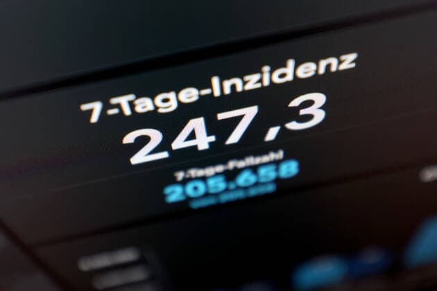 Dashboard des RKI, die 7-Tage-Inzidenz liegt nun bei 247,3 7-Tage-Inzidenz, Dashboard des RKI auf einem Monitor am 31.08.2022 in Siegen Deutschland.