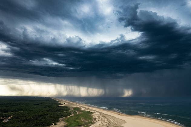 Big Thunderstorms On The Atlantic Coast Thunderstorms in the south west of France, in Moliets and Maa, a seaside resort in the Landes, on August 29, 2022. Moliets-et-Maa France  Copyright: xJeromexGillesx originalFilename: chobeaux-orage220829_npMHQ.jpg