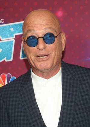 30 August 2022 - Pasadena, California - Howie Mandel. Red Carpet For America s Got Talent Season 17 Live Show held at the Sheraton Pasadena Hotel in Pasadena. Photo Credit: AdMedia 283579 2022-08-30 CA Pasadena Etats-Unis  Copyright: xAdMediax STAR_283579_025