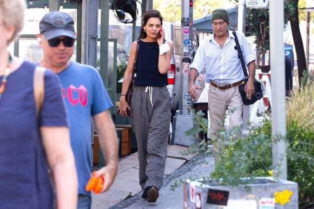 Bilder des Jahres 2022, Entertainment 08 August Entertainment Themen der Woche KW35 Entertainment Bilder des Tages Katie Holmes unterwegs in Soho, New York Katie Holmes Spotted Out In Soho Featuring: Katie Holmes Where: New York, New York, United States When: 30 Aug 2022 Credit: Janet Mayer startraksphoto.com Cover Images Copyright: xx 51924149 EDITORIAL USE ONLY. NOT FOR USE BY NEWSPAPERS BASED IN THE UK.