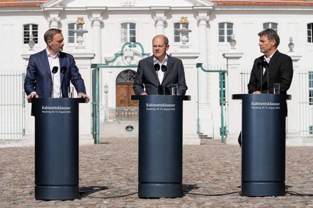 Presseunterrichtung durch den Bundeskanzler, Bundesminister Habeck und Bundesminister Lindner nach der Klausurtagung des Bundeskabinetts Aktuell, 31.08.2022 Schloss Meseberg, Bundesfinanzminister Christian Lindner (FDP) gemeinsam mit Bundeskanzler Olaf Scholz (SPD) und Wirtschafts- und Klimaminister Robert Habeck (Gruene) im Gespraech im Rahmen der Presseunterrichtung durch den Bundeskanzler, Bundesminister Habeck und Bundesminister Lindner nach der Klausurtagung des Bundeskabinetts Meseberg Brandenburg Deutschland *** Press briefing by the Chancellor, Federal Minister Habeck and Federal Minister Lindner after the closed meeting of the Federal Cabinet Current, 31 08 2022 Meseberg Castle, Federal Finance Minister Christian Lindner FDP toget