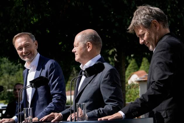 News Bilder des Tages Abschlusspressekonferenz nach der Klausurtagung des Bundeskabinetts auf Schloss Meseberg Aktuell, 31.08.2022 Schloss Meseberg, Bundesfinanzminister Christian Lindner (FDP) gemeinsam mit Bundeskanzler Olaf Scholz (SPD) und Wirtschafts- und Klimaminister Robert Habeck (Gruene) bei der Presseunterrichtung nach der Klausurtagung des Bundeskabinetts auf Schloss Meseberg Meseberg Brandenburg Deutschland *** Final press briefing after the closed meeting of the Federal Cabinet at Meseberg Castle Current, 31 08 2022 Meseberg Castle, Federal Finance Minister Christian Lindner FDP together with Chancellor Olaf Scholz SPD and Economy and Climate Minister Robert Habeck Gruene at the press briefing after the closed meeting of the Federal Cabinet at Mese