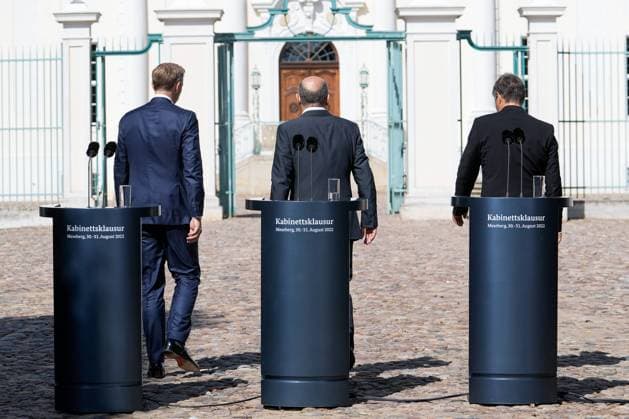 News Bilder des Tages Abschlusspressekonferenz nach der Klausurtagung des Bundeskabinetts auf Schloss Meseberg Aktuell, 31.08.2022 Schloss Meseberg, Bundesfinanzminister Christian Lindner (FDP) gemeinsam mit Bundeskanzler Olaf Scholz (SPD) und Wirtschafts- und Klimaminister Robert Habeck (Gruene) bei der Presseunterrichtung nach der Klausurtagung des Bundeskabinetts auf Schloss Meseberg Meseberg Brandenburg Deutschland *** Final press briefing after the closed meeting of the Federal Cabinet at Meseberg Castle Current, 31 08 2022 Meseberg Castle, Federal Finance Minister Christian Lindner FDP together with Chancellor Olaf Scholz SPD and Economy and Climate Minister Robert Habeck Gruene at the press briefing after the closed meeting of the Federal Cabinet at Mese