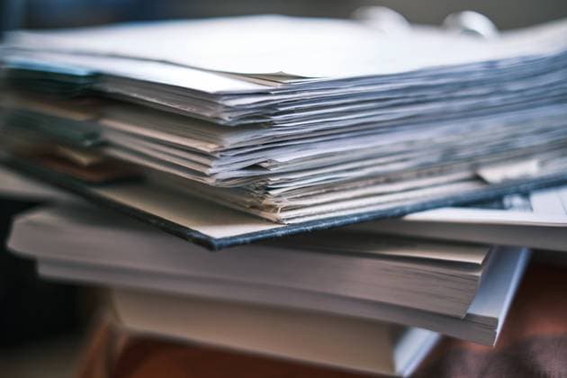 Dicker Aktenstapel Stapel aus dickem Aktenordner und Heften und Büchern. Stack of thick file folder and booklets and books.