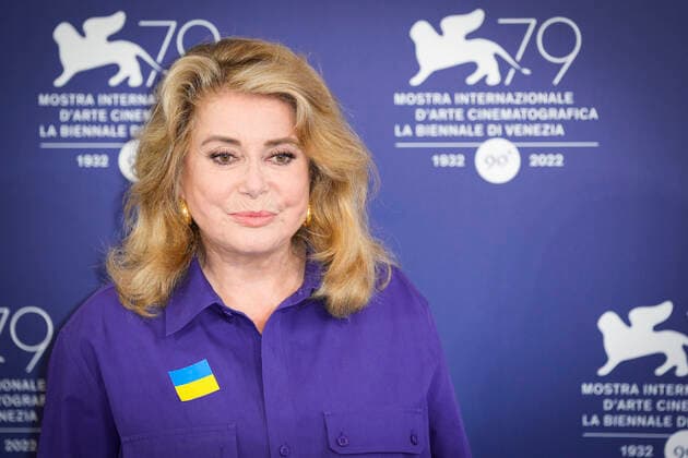 Filmfestspiele in Venedig, Catherine Deneuve Photocall - Verleihung Goldener Löwe Lebenswerk Foto IPP Daniele Cifala™ Venezia 31 08 2022 The 79th Venice Film Festival - 79 Mostra Internazionale d™Arte Cinematografica Golden Lion For Lifetime Achievement Award Photocall - 79th Venice International Film Festival nella foto: French actress Catherine Deneuve, wearing a flag of Ukraine on her shirt Italy Photo Press - World Copyright