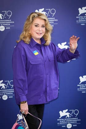 Filmfestspiele in Venedig, Catherine Deneuve Photocall - Verleihung Goldener Löwe Lebenswerk Foto IPP Daniele Cifala™ Venezia 31 08 2022 The 79th Venice Film Festival - 79 Mostra Internazionale d™Arte Cinematografica Golden Lion For Lifetime Achievement Award Photocall - 79th Venice International Film Festival nella foto: French actress Catherine Deneuve, wearing a flag of Ukraine on her shirt Italy Photo Press - World Copyright