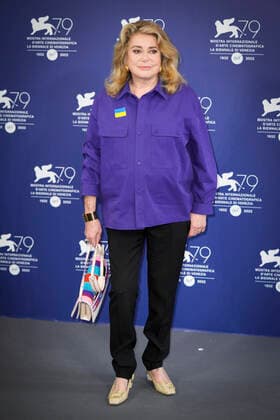 Filmfestspiele in Venedig, Catherine Deneuve Photocall - Verleihung Goldener Löwe Lebenswerk Foto IPP Daniele Cifala™ Venezia 31 08 2022 The 79th Venice Film Festival - 79 Mostra Internazionale d™Arte Cinematografica Golden Lion For Lifetime Achievement Award Photocall - 79th Venice International Film Festival nella foto: French actress Catherine Deneuve, wearing a flag of Ukraine on her shirt Italy Photo Press - World Copyright