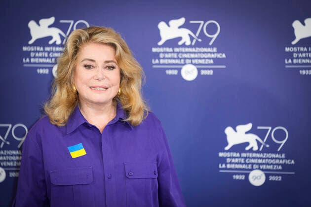 Filmfestspiele in Venedig, Catherine Deneuve Photocall - Verleihung Goldener Löwe Lebenswerk Foto IPP Daniele Cifala™ Venezia 31 08 2022 The 79th Venice Film Festival - 79 Mostra Internazionale d™Arte Cinematografica Golden Lion For Lifetime Achievement Award Photocall - 79th Venice International Film Festival nella foto: French actress Catherine Deneuve, wearing a flag of Ukraine on her shirt Italy Photo Press - World Copyright