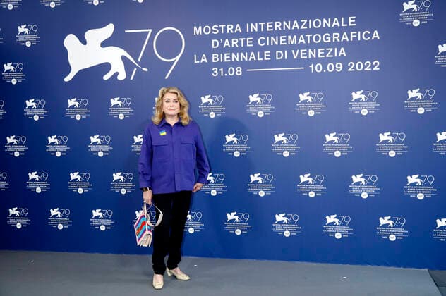 Entertainment Bilder des Tages Filmfestspiele in Venedig, Catherine Deneuve Photocall - Verleihung Goldener Löwe Lebenswerk Catherine Deneuve beim Photocall anlässlich der Verleihung des Goldenen Löwen für das Lebenswerk auf der Biennale di Venezia 2022 79. Internationale Filmfestspiele von Venedig im Palazzo del Casino. Venedig, 31.08.2022