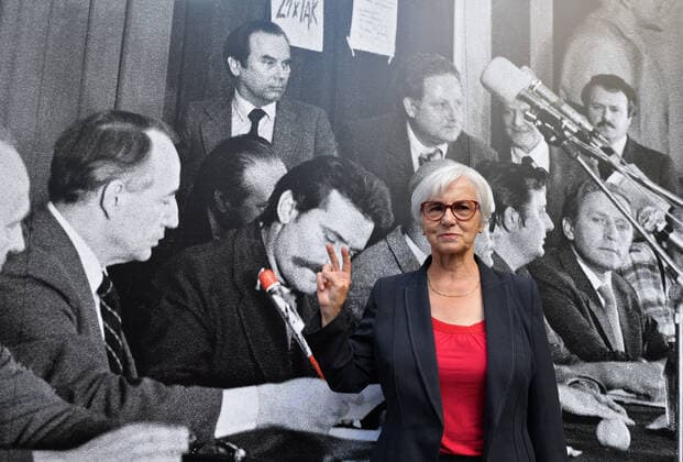Bilder des Jahres 2022, News 08 August News Themen der Woche KW35 News Bilder des Tages Polen, Feierlichkeiten am 42. Jahrestag der Solidarnosc Augustvereinbarungen in Danzig Poland Marks The 42nd Anniversary Of Solidarity Agreement Danuta Walesa, the wife of Lech Walesa, co-founder and former head of Solidarity (Polish: Solidarnosc), the Soviet bloc s first independent trade union, stands next to the famous 1980 photo on the 42nd anniversary of the Gdansk Agreement, which allowed the Solidarity trade union to be established. On Wednesday, August 1, 2022, in Gdansk, Poland. Gdansk Poland  Copyright: xArturxWidakx originalFilename: widak-polandma220831_npCtO.jpg
