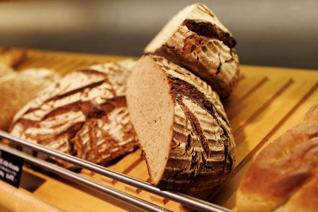 Brot in einem Baecker-Betriebe in Bad Urach am 25.08.2022 Bad Urach Germany *** Bread in a bakery in Bad Urach on 25 08 2022 Bad Urach Germany Copyright: xJulianxRettigx