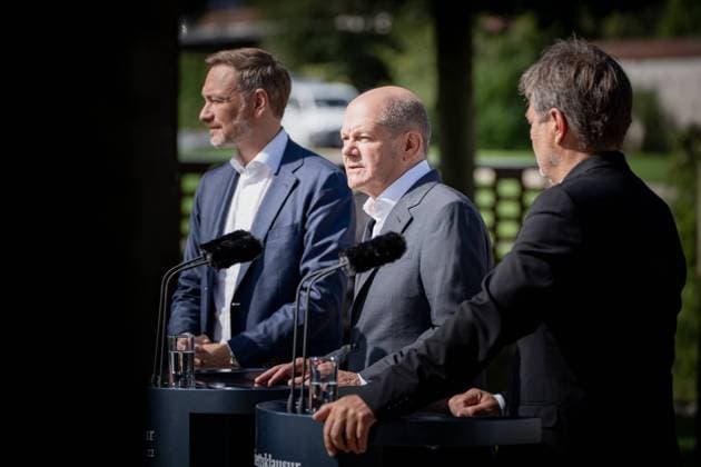 Klausurtagung der Bundesregierung auf Schloss Meseberg - Abschlusspressekonferenz - Christian Lindner, Bundesminister der Finanzen, Olaf Scholz, Bundeskanzler der Bundesrepublik Deutschland, Robert Habeck, Bundesminister für Wirtschaft und Klimaschutz;Klausurtagung der Bundesregierung auf Schloss Meseberg - Abschlusspressekonferenz - Christian Lindner, Bundesminister der Finanzen, Olaf Scholz, Bundeskanzler der Bundesrepublik Deutschland, Robert Habeck, Bundesminister für Wirtschaft und Klimaschutz, Meseberg Brandenburg Deutschland Schloss Meseberg *** Federal Government Retreat at Meseberg Castle Final Press Conference Christian Lindner, Federal Minister of Finance, Olaf Scholz, Chancellor of the Federal Republic of Germany, Robert Hab
