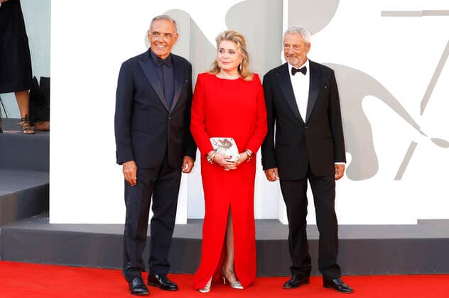 Alberto Barbera, Catherine Deneuve und Roberto Cicutto bei der Opening Ceremony mit der Premiere des Netflix-Films White Noise auf der Biennale di Venezia 2022 79. Internationale Filmfestspiele von Venedig im Palazzo del Cinema. Venedig, 31.08.2022