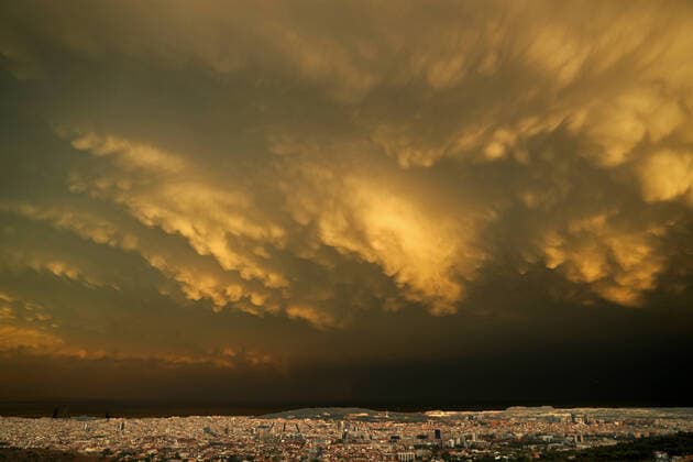 Mammatus clouds cover the sky in Barcelona After an intense storm, the sky of Barcelona has been covered with spectacular Mammatus clouds, in Barcelona on 31th August 2022. Photo: Joan Valls Urbanandsport NurPhoto -- Barcelona Spain  Copyright: xUrbanandsportx originalFilename: urbanandsport-mammatus220831_np4KC.jpg