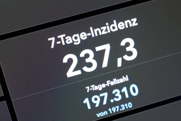 Dashboard des RKI, die 7-Tage-Inzidenz liegt nun bei 237,3 7-Tage-Inzidenz, Dashboard des RKI auf einem Monitor am 01.09.2022 in Siegen Deutschland.