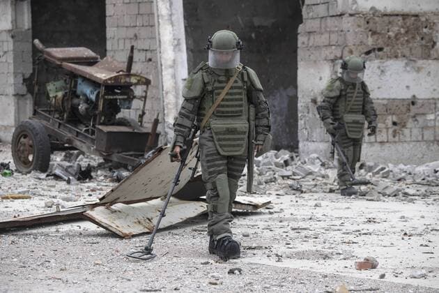 Bilder des Jahres 2022, News 09 September News Themen der Woche KW35 News Bilder des Tages DPR Russia Ukraine Military Operation Sapper Equipment 8265136 01.09.2022 A Russian military sapper tests footwear to protect against anti-personnel mines, as Russia s military operation in Ukraine continues, in Mariupol, Donetsk People s Republic. Ilya Pitalev Sputnik Mariupol Donetsk People s Republic  Copyright: xIlyaxPitalevx