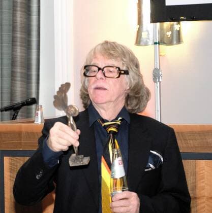 01.09.2022 xkhx Kassel Jährliche Verleihung durch die Stiftung BrücknerKühnner und der Stadt Kassel Helge Schneider erhält im Jahr 2022 den Kasseler Literaturpreis für grotesken Humor Bild zeigt Helge Schneider, der sich den Preis vorab schon mal anschaut