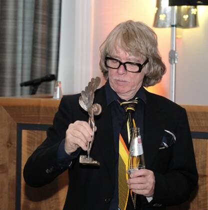 01.09.2022 xkhx Kassel Jährliche Verleihung durch die Stiftung BrücknerKühnner und der Stadt Kassel Helge Schneider erhält im Jahr 2022 den Kasseler Literaturpreis für grotesken Humor Bild zeigt Helge Schneider, der sich den Preis vorab schon mal anschaut