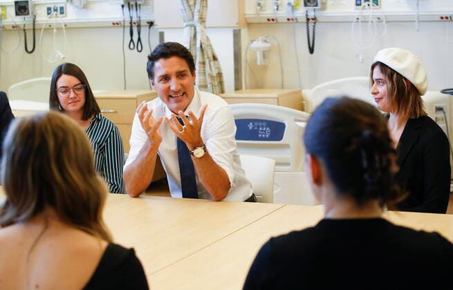 September 1, 2022, WINNIPEG, MANITOBA, CANADA: Prime Minister Justin Trudeau visits with nursing students at the School of Nursing in the St Boniface University in Winnipeg, Thursday, September 1, 2022. WINNIPEG CANADA  - ZUMAc35_ 20220901_zaf_c35_026 Copyright: xJohnxWoodsx