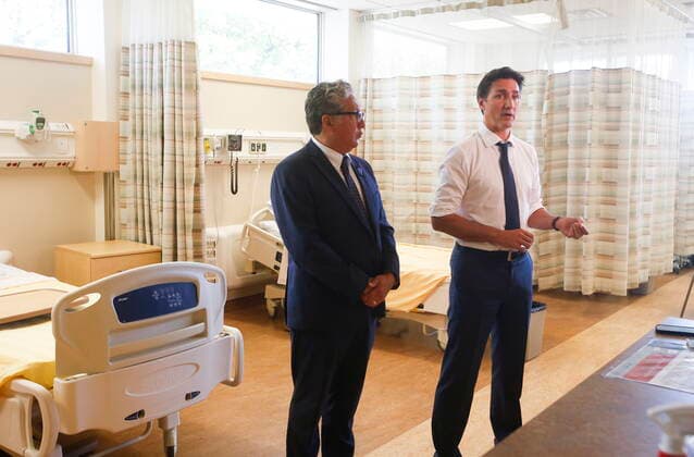 September 1, 2022, WINNIPEG, MANITOBA, CANADA: Prime Minister Justin Trudeau and Minister of Northern Affairs, Dan Vandal, speak to media after a visit with nursing students at the School of Nursing in the St Boniface University in Winnipeg, Thursday, September 1, 2022. WINNIPEG CANADA  - ZUMAc35_ 20220901_zaf_c35_033 Copyright: xJohnxWoodsx