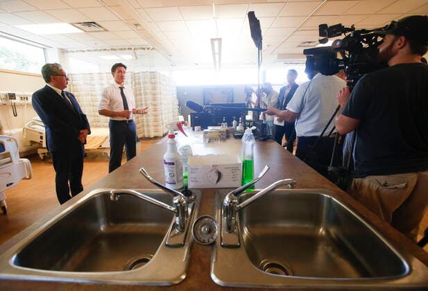 September 1, 2022, WINNIPEG, MANITOBA, CANADA: Prime Minister Justin Trudeau and Minister of Northern Affairs, Dan Vandal, speak to media after a visit with nursing students at the School of Nursing in the St Boniface University in Winnipeg, Thursday, September 1, 2022. WINNIPEG CANADA  - ZUMAc35_ 20220901_zaf_c35_034 Copyright: xJohnxWoodsx