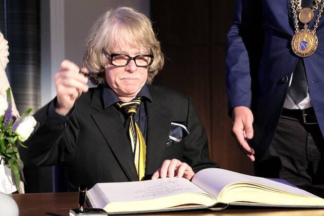 01.09.2022 xkhx Kassel Jährliche Verleihung durch die Stiftung BrücknerKühnner und der Stadt Kassel Helge Schneider erhält im Jahr 2022 den Kasseler Literaturpreis für grotesken Humor Bild zeigt: Preisträger Helge Schneider beim Eintrag in das goldene Buch der Stadt Kassel