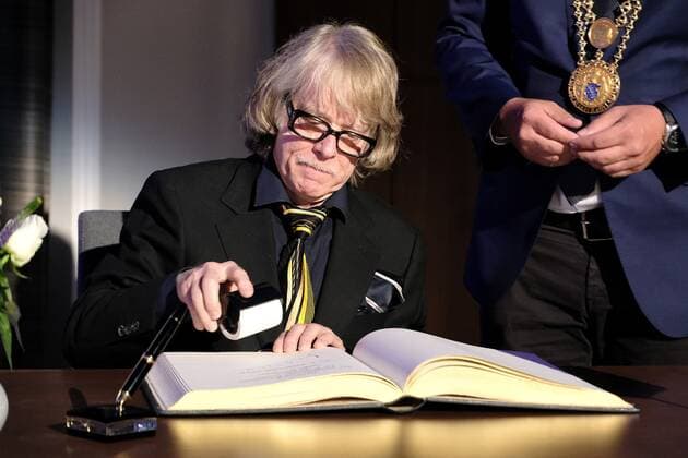 01.09.2022 xkhx Kassel Jährliche Verleihung durch die Stiftung BrücknerKühnner und der Stadt Kassel Helge Schneider erhält im Jahr 2022 den Kasseler Literaturpreis für grotesken Humor Bild zeigt: Preisträger Helge Schneider beim Eintrag in das goldene Buch der Stadt Kassel