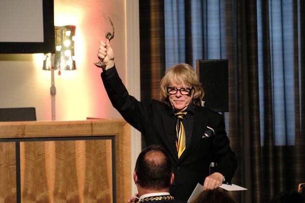 Entertainment Themen der Woche KW35 Entertainment Bilder des Tages 01.09.2022 xkhx Kassel Jährliche Verleihung durch die Stiftung BrücknerKühnner und der Stadt Kassel Helge Schneider erhält im Jahr 2022 den Kasseler Literaturpreis für grotesken Humor Bild zeigt: Preisträger Helge Schneider mit dem Preis *** 01 09 2022 xkhx Kassel Annual award by the BrücknerKühnner Foundation and the City of Kassel Helge Schneider will receive the Kassel Literature Award for Grotesque Humor in 2022 Picture shows award winner Helge Schneider with the award