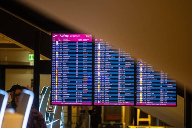 Eine Anzeigetafel am Flughafen Berlin Brandenburg am Morgen des 02. September 2022. Die Piloten der Fluggesellschaft Lufthansa streiken und innerdeutsche Flüge fallen aus. Flughafen Berlin Brandenburg *** A display panel at Berlin Brandenburg Airport on the morning of 02 September 2022 Lufthansa airline pilots are on strike and domestic flights are cancelled Berlin Brandenburg Airport
