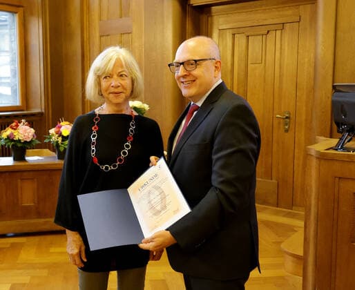 Chemnitzer Friedenspreis 2022 01.09.2022, Chemnitz, Politik, Rathaus, Stadtverordnetensaal, Chemnitzer Friedenspreis Im Stadtverordnetensaal des Chemnitzer Rathauses wurde am Weltfriedenstag der Chemnitzer Friedenspreis verliehen. Der Friedenspreis wird vom Bürgerverein FUER CHEMNITZ e.V.in Zusammenarbeit mit der Migrationsbeauftragten der Stadt Chemnitz verliehen. OB Sven Schulze übergibt den 3. Preis an UNUCEF AG Chemnitz Chemnitz Sachsen BRD
