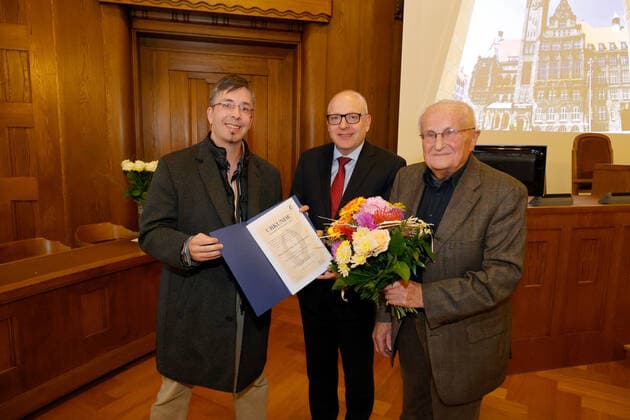 Chemnitzer Friedenspreis 2022 01.09.2022, Chemnitz, Politik, Rathaus, Stadtverordnetensaal, Chemnitzer Friedenspreis Im Stadtverordnetensaal des Chemnitzer Rathauses wurde am Weltfriedenstag der Chemnitzer Friedenspreis verliehen. Der Friedenspreis wird vom Bürgerverein FUER CHEMNITZ e.V.in Zusammenarbeit mit der Migrationsbeauftragten der Stadt Chemnitz verliehen. OB Sven Schulze übergibt den 2. Preis an Hans Viktor Alexis Fährmann. Foto: vlnr: Hans Viktor Alexis Fährmann., OB Sven Schulze und Hartwig Albiro Chemnitz Sachsen BRD